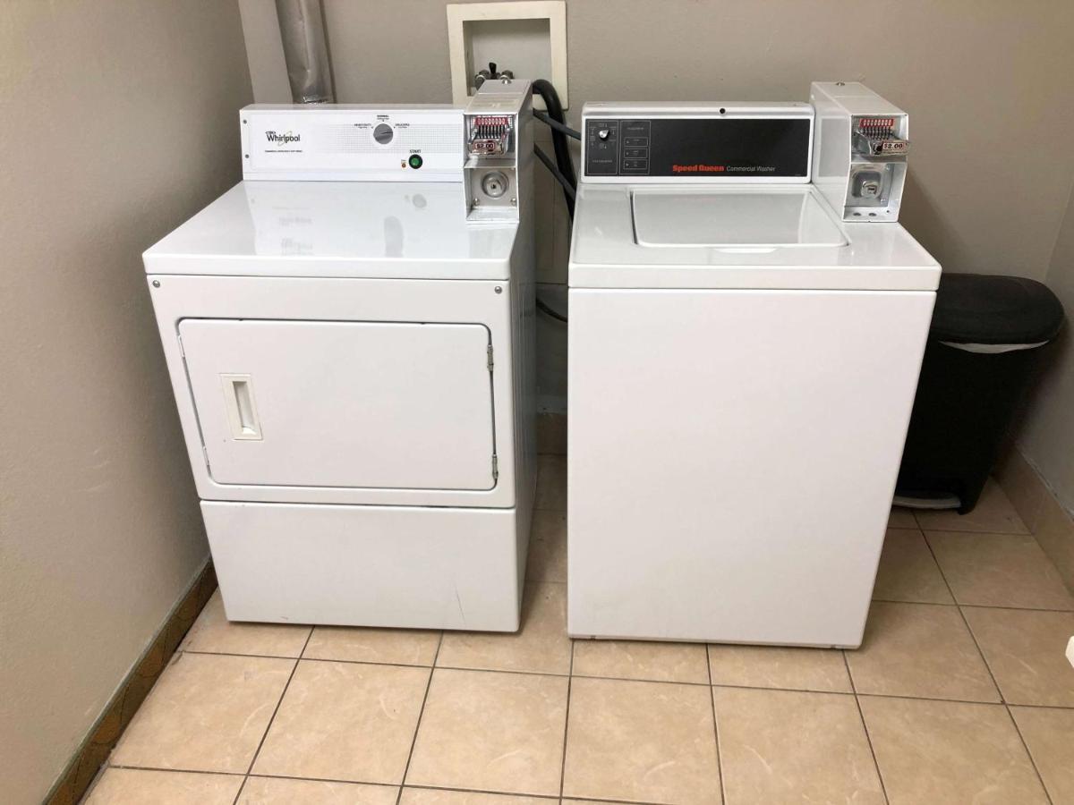 ラ キンタ イン&スイーツ バイ ウィンダム ミネアポリス ノースウエスト ブルックリンパーク エクステリア 写真